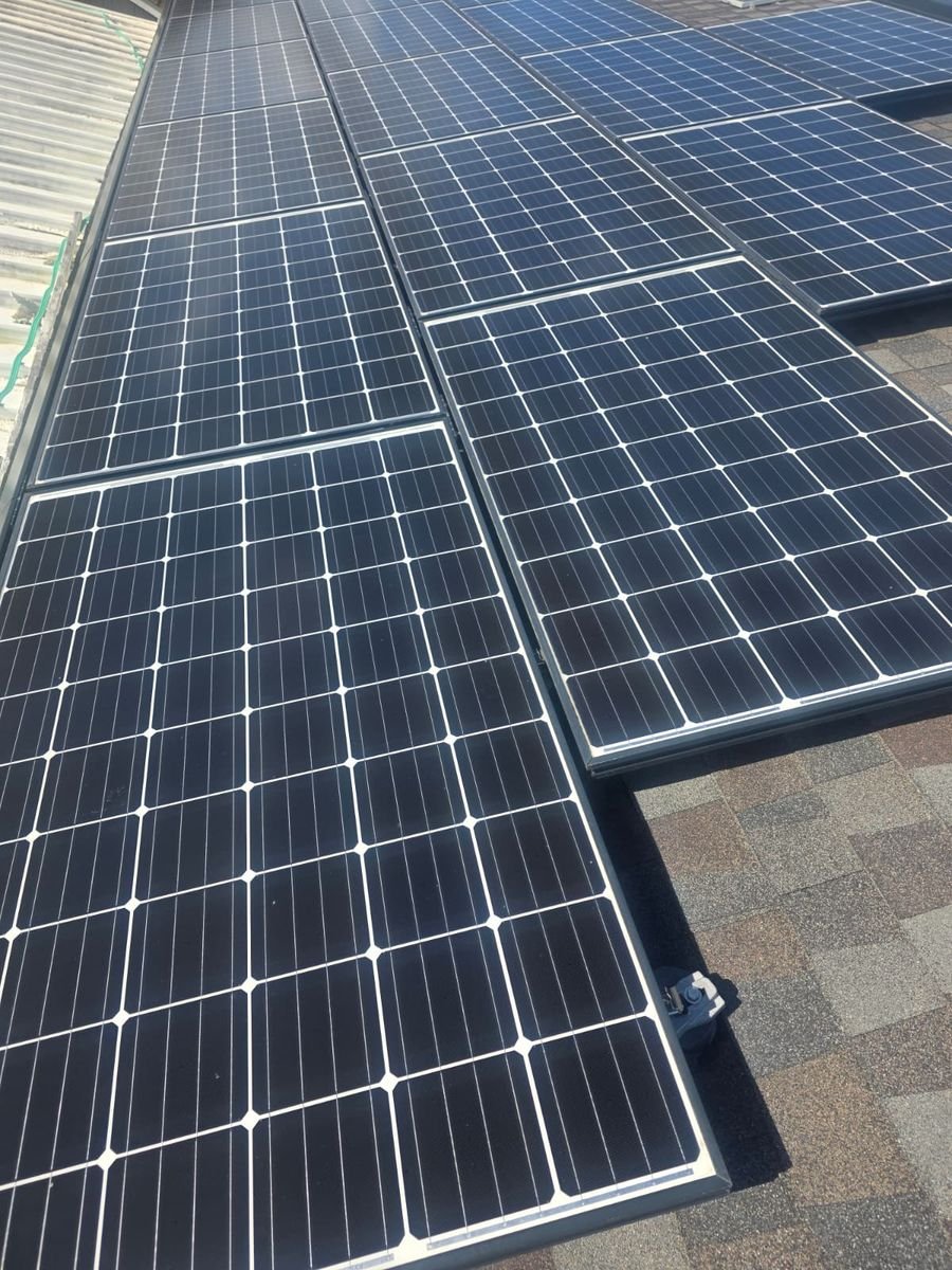 Paneles solares en un techo de tejas asfálticas