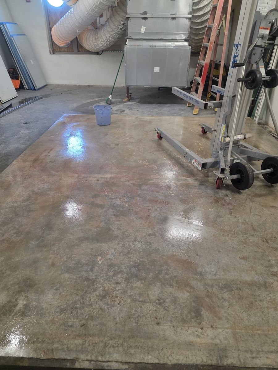 Piso de concreto junto a una manejadora de aire industrial, sellado con Con-Creto Sellador Molecular DPS
