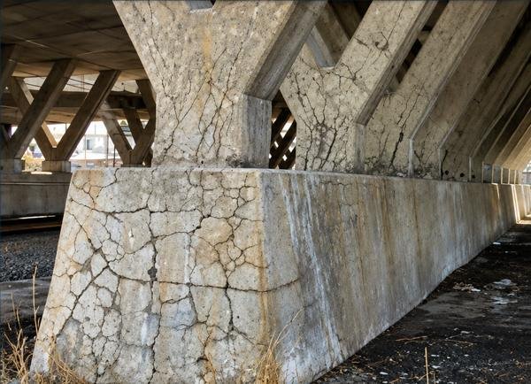 Fisuras en forma de mapa en una estructura existente