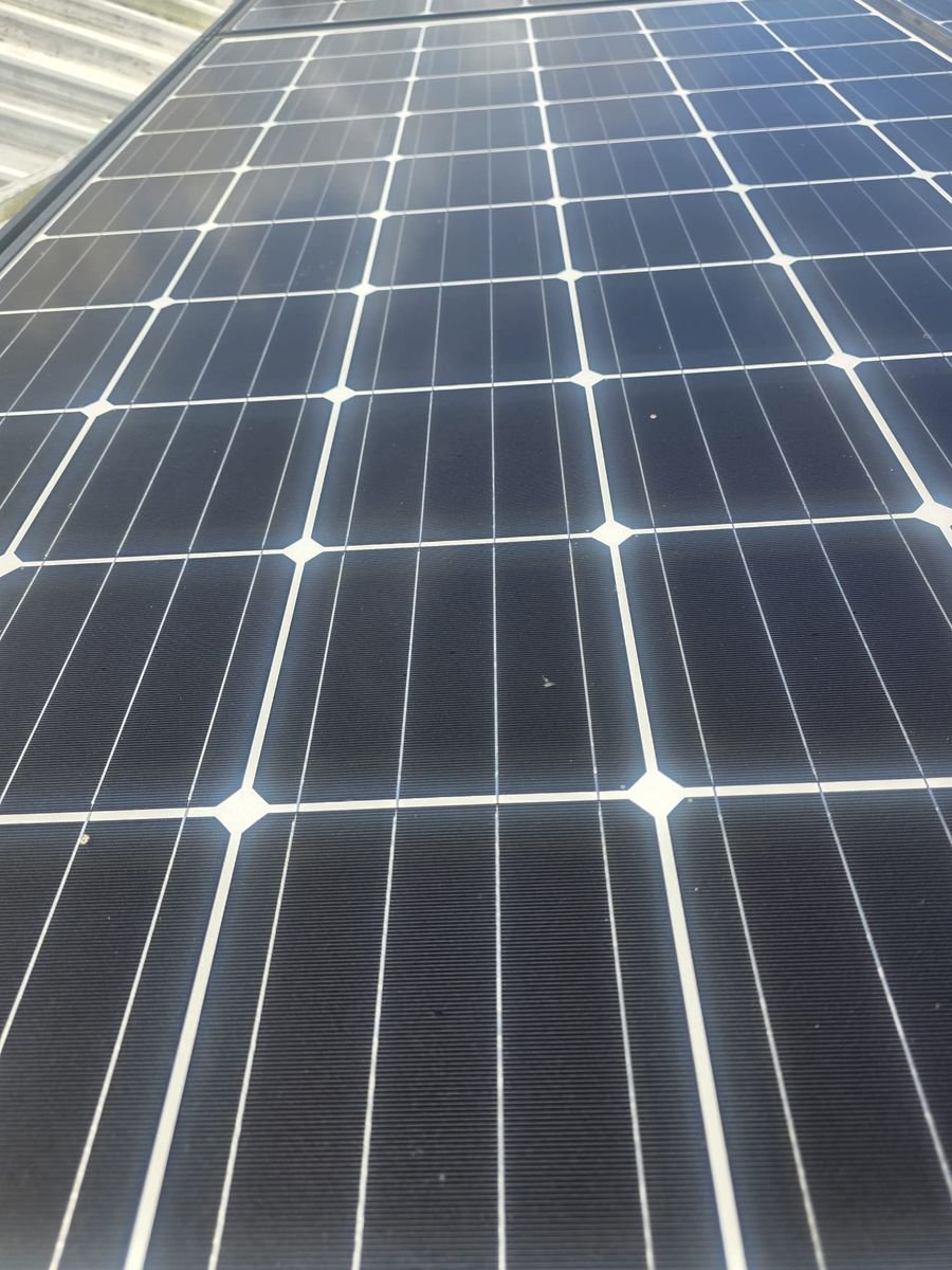 Vista de cerca de las celdas de un panel solar